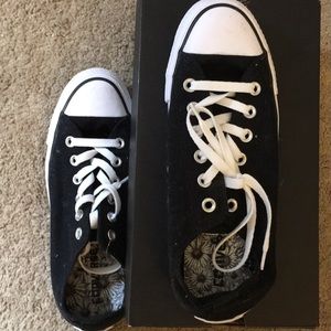 Black and white new converse